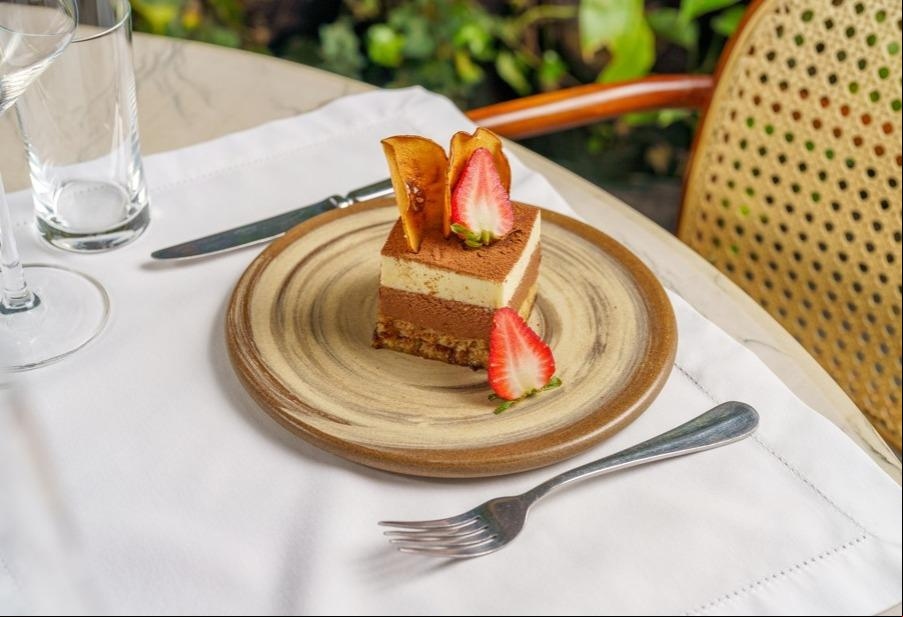 Tiramisù de bombocado com creme de queijo do Serro  e mousse de chocolate, do restaurante Ninita (Foto: Rubens Kato/divulgação)
